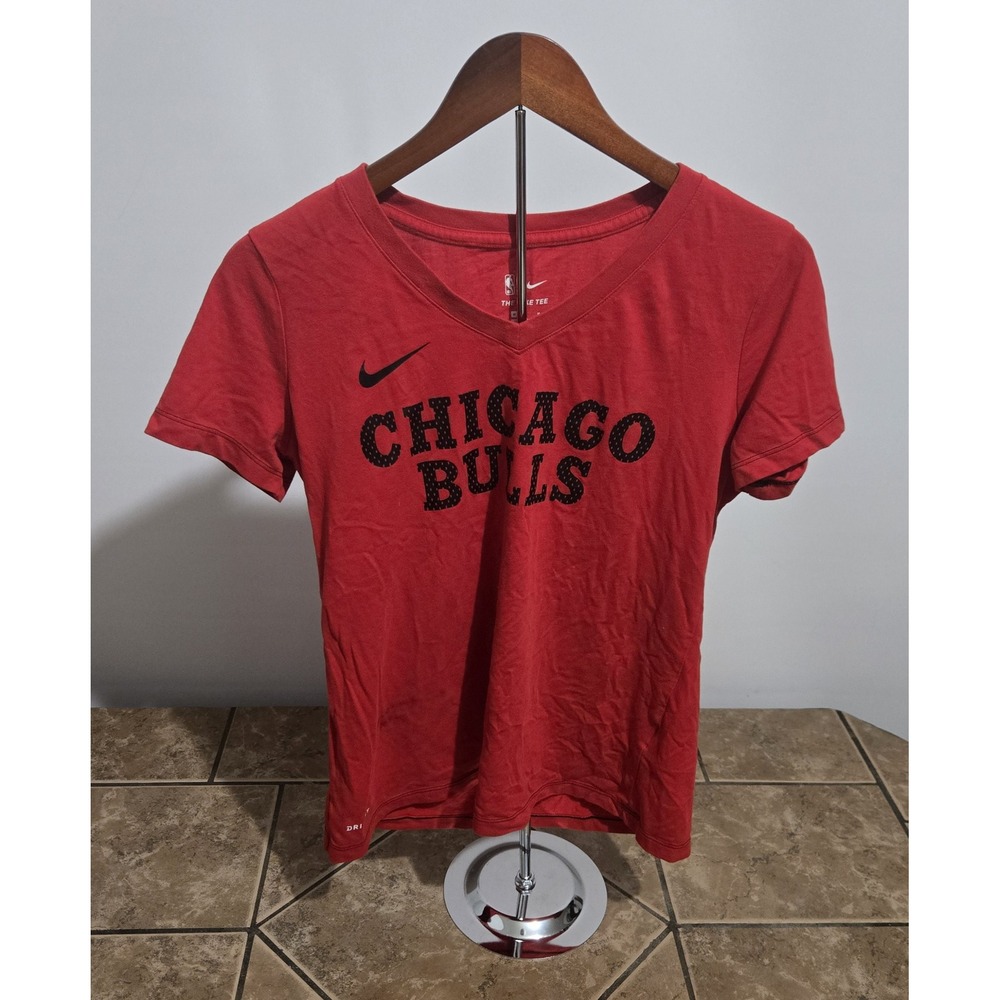 Nike Chicago Bulls NBA Dri-FIT V-Neck T-Shirt Red Womens Medium Short Sleeve